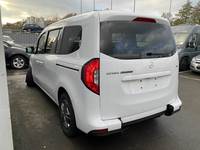 Skats no kreisās puses aizmugurē