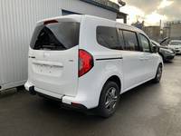 Skats no labās puses aizmugurē