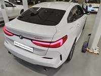 Pogled od pozadi desno