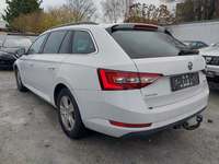 Vaade tagant vasakult