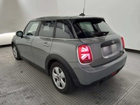 Vaade tagant vasakult