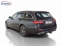 Vaade tagant vasakult