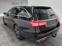 Skats no kreisās puses aizmugurē