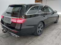 Skats no labās puses aizmugurē