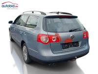 Skats no kreisās puses aizmugurē