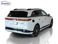 Skats no labās puses aizmugurē