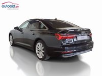 Skats no kreisās puses aizmugurē