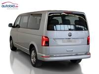 Skats no kreisās puses aizmugurē