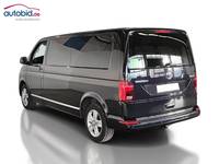 Skats no kreisās puses aizmugurē