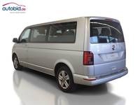 Skats no kreisās puses aizmugurē