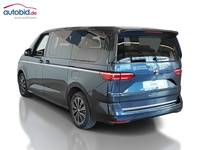 Skats no kreisās puses aizmugurē