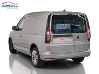 Skats no kreisās puses aizmugurē