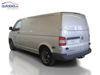 Skats no kreisās puses aizmugurē