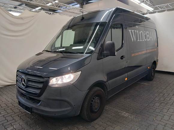 Skats no kreisās puses priekšā