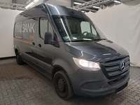 Skats no labās puses priekšā