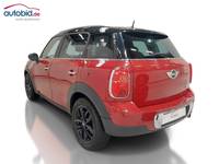 Skats no kreisās puses aizmugurē