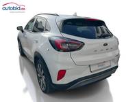 Skats no kreisās puses aizmugurē