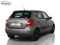 Skats no labās puses aizmugurē