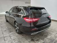 Skats no kreisās puses aizmugurē