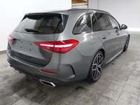 Skats no labās puses aizmugurē