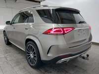 Skats no kreisās puses aizmugurē