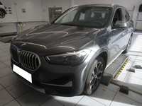 Skats no kreisās puses priekšā