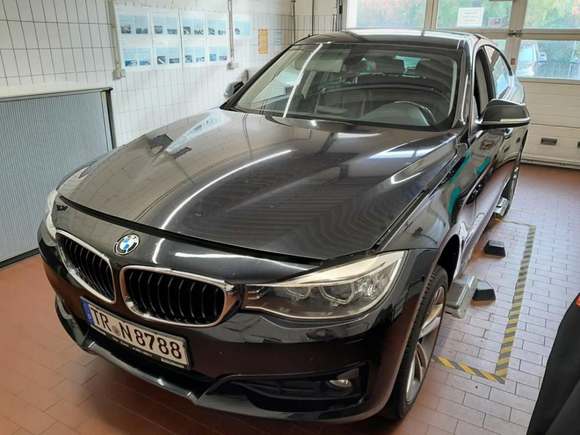 Skats no kreisās puses priekšā