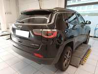 Skats no labās puses aizmugurē