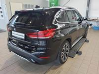 Skats no labās puses aizmugurē