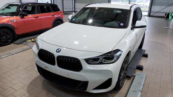 Skats no kreisās puses priekšā