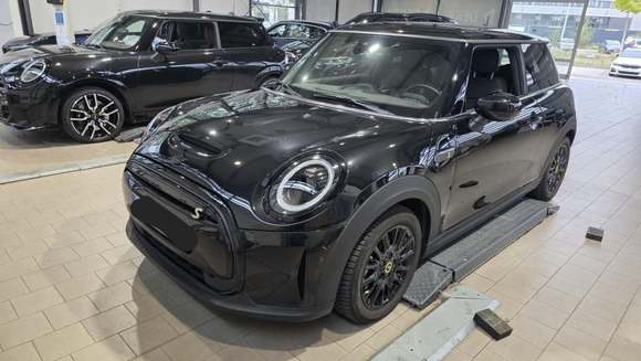 Skats no kreisās puses priekšā