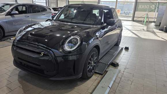 Skats no kreisās puses priekšā