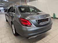 Vaade tagant vasakult