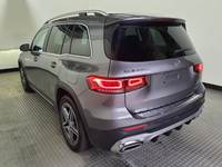 Skats no kreisās puses aizmugurē