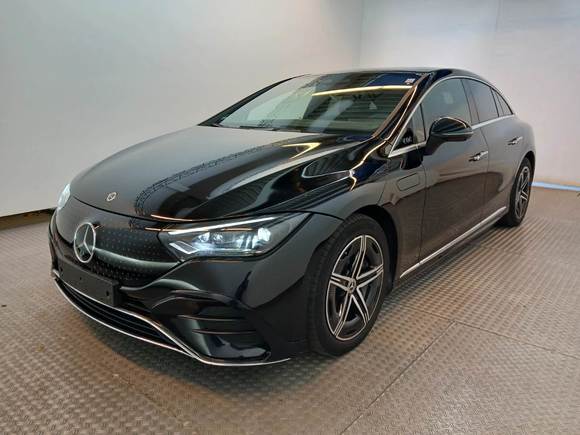 Skats no kreisās puses priekšā