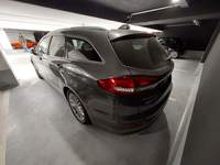 Vaade tagant vasakult