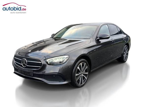 Skats no kreisās puses priekšā