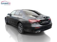 Skats no kreisās puses aizmugurē