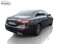 Skats no labās puses aizmugurē