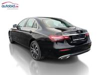 Skats no kreisās puses aizmugurē