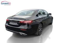 Skats no labās puses aizmugurē