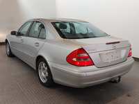 Skats no kreisās puses aizmugurē