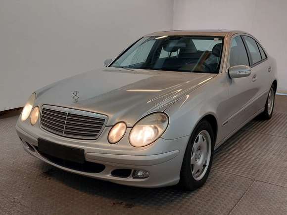 Skats no kreisās puses priekšā