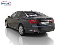 Skats no kreisās puses aizmugurē