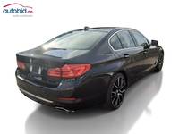 Skats no labās puses aizmugurē