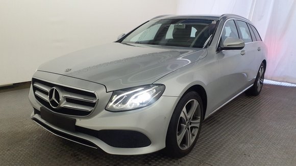 Skats no kreisās puses priekšā