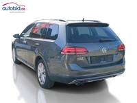 Skats no kreisās puses aizmugurē