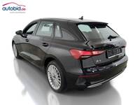 Skats no kreisās puses aizmugurē