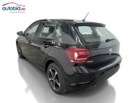 Skats no kreisās puses aizmugurē