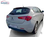 Skats no labās puses aizmugurē